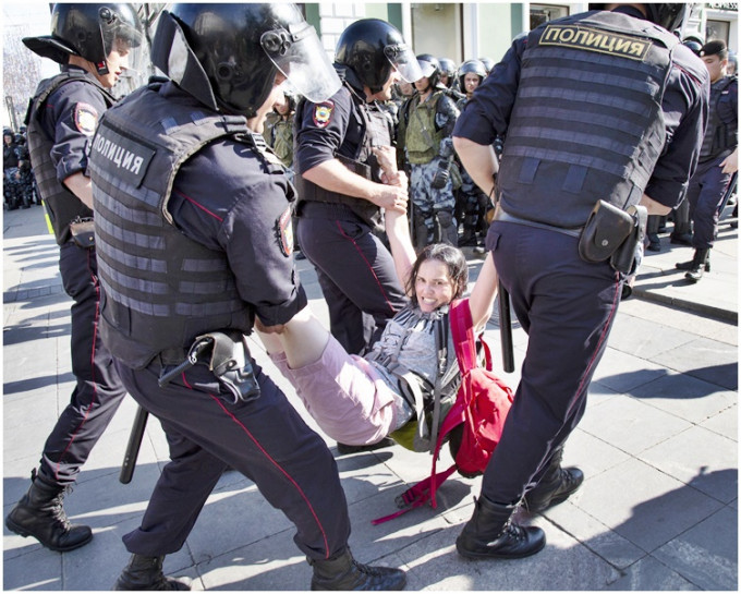 非法集会中，有1074人被警方拘留。AP