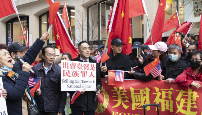 大批在美華在蔡英文下榻的酒店外抗議。(中新社)