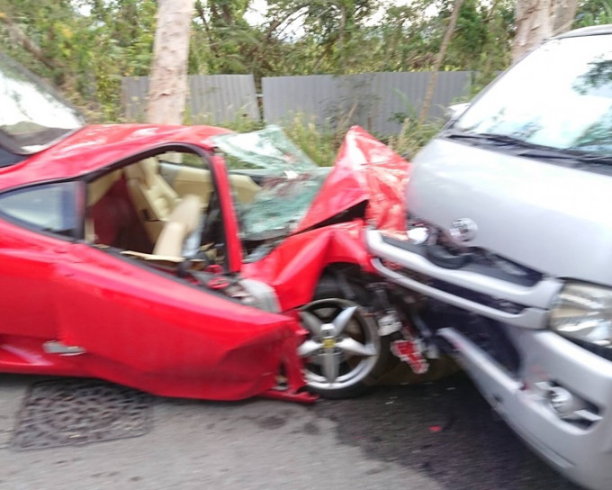 红色法拉利车头严重损毁。Nina Kwok图片