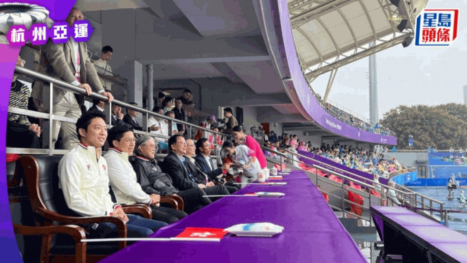 陈国基(左四)在杭州赛场观看亚运男足铜牌战。陈国基facebook图片