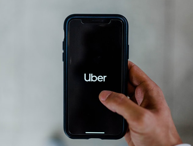 Uber指在本港第二波疫情時（3月），登記成爲 Uber司機及送餐夥伴的人數分別上升超過4成及1倍。 網圖