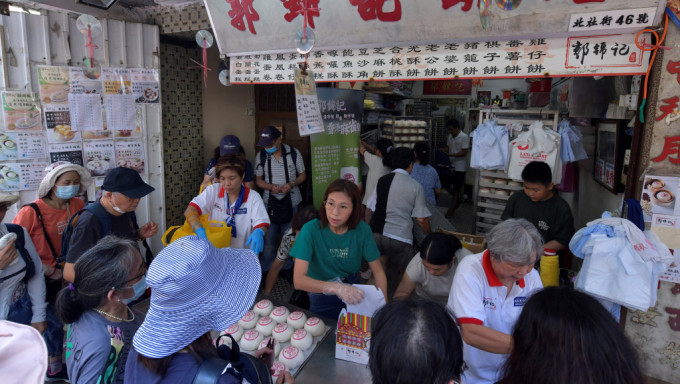 巿民長洲排隊買平安包 。陳極彰攝