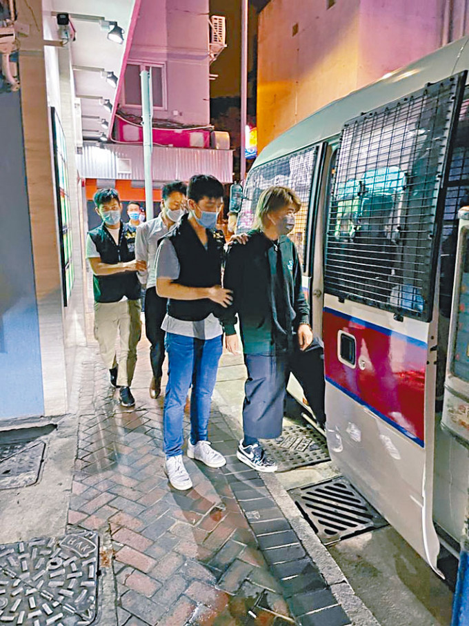 ■前男子组合E-Kids乐队成员阮民安被带走。