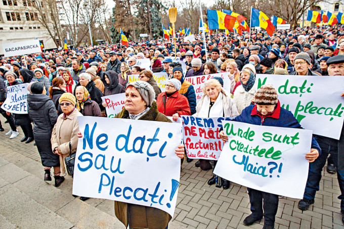 民众周日聚集摩尔多瓦首都基希讷乌，参与反政府示威。