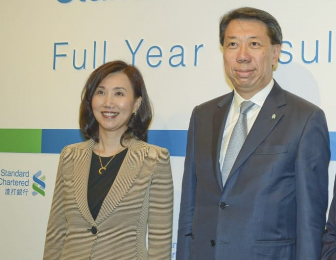 渣打大中華及北亞地區行政總裁洪丕正(右)、渣打香港區行政總裁禤惠儀（左）