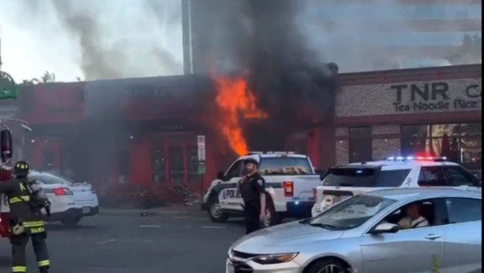 Uber车撞向酒吧后随即著火。twitter