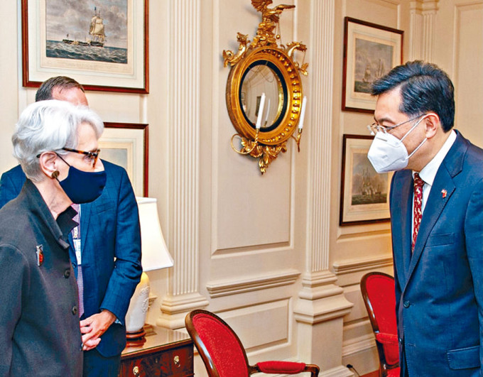 ■秦剛(右)和美國常務副國務卿舍曼(左)會面。