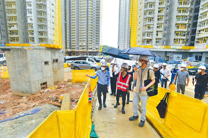 房屋局局長何永賢七月時視察興建中的富蝶邨，以掌握公共租住房屋發展項目的最新進展。