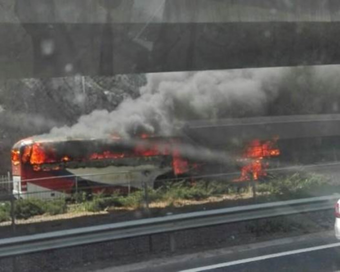 一輛旅巴被燒剩車架。