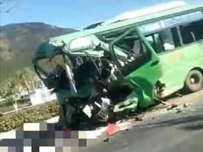 巴士與貨車相撞後，車頭嚴重損毀。（網上圖片）