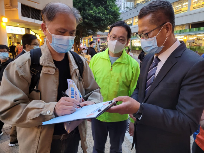 財政司司長陳茂波昨天落牛頭角街站簽名支持決定，更叫路過的市民簽名支持。