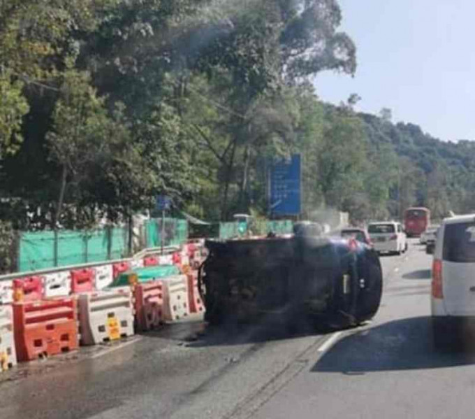 私家車撞向路邊水馬後翻側。突發事故報料區 網民:Bosco Chu