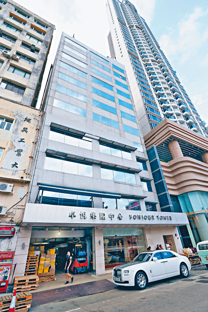 卓悦集团中心位于荃湾横窝仔街36-42及44-50号，由公司旗下附属公司傲林持有。