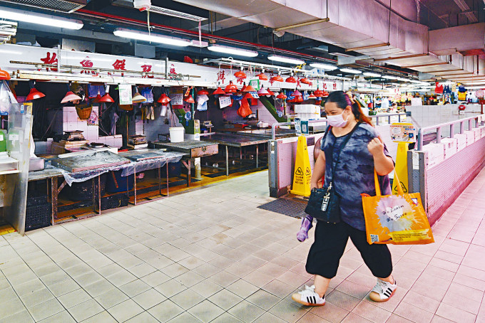 ■有到土瓜灣街市買魚市民表示，會特別注意手部衞生。