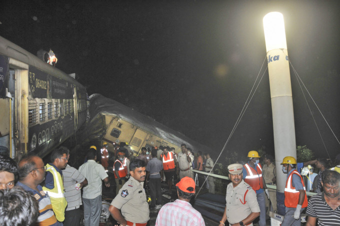 印度有两列火车相撞。美联社