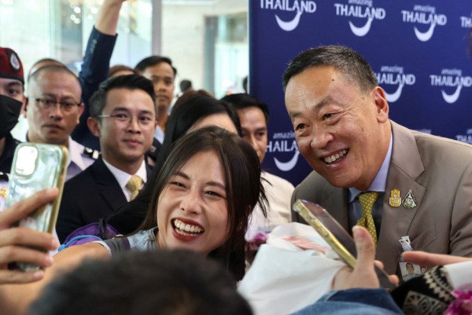 泰國新總理賽塔親迎中國遊客，笑容滿面。路透社