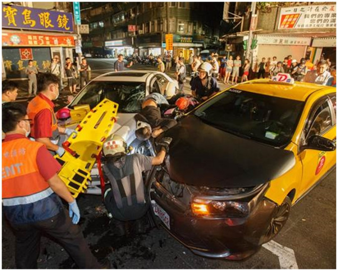 電單車當場遭2輛汽車夾擊。