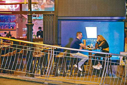 酒吧食肆成为高危地方，食客疏落。