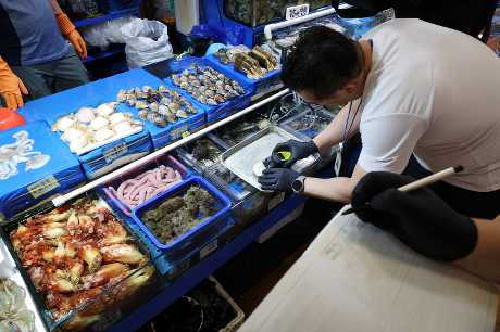 中國宣布禁日本海產入口。