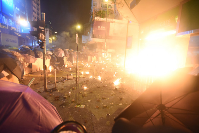 大批示威者去年11月中旬為營救理大內的示威者與警方爆發激烈衝突。 資料圖片