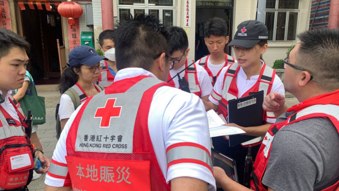 香港紅十字會夥社區伙伴到大澳，協助76戶居民做好防災準備兼派發物資。紅十字會fb