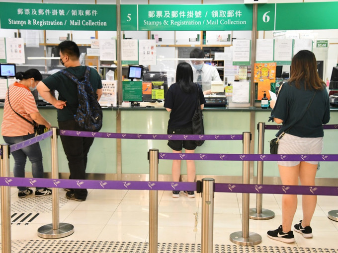 香港郵政宣布，部分寄往內地平郵服務恢復。資料圖片