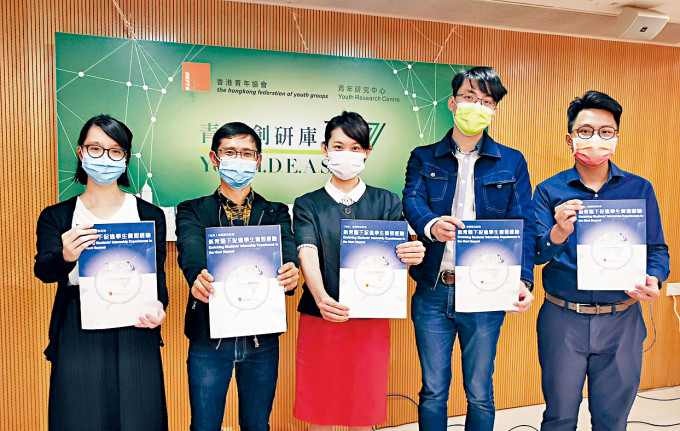 青年创研库教育组成员梁行健（左二）建议企业提供虚拟实习的资源，以提升学生的学习成效。