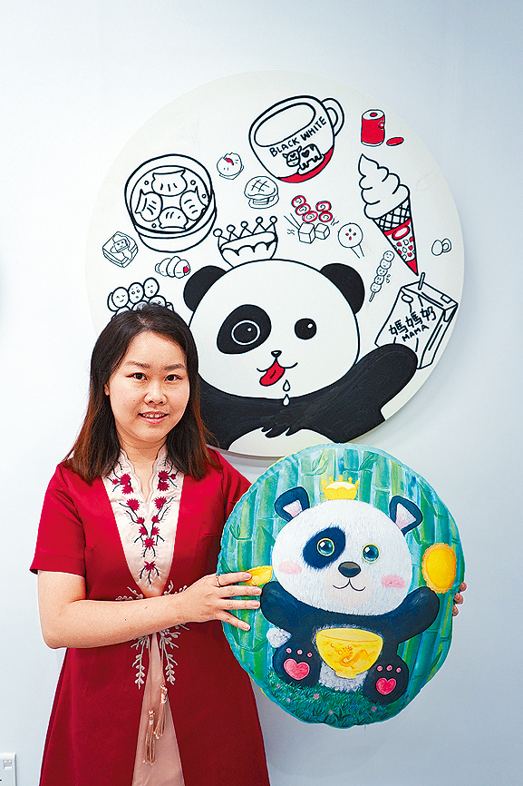 近年陳紫君開拓出本地系列畫作，由熊貓帶領觀眾遊歷香港。
