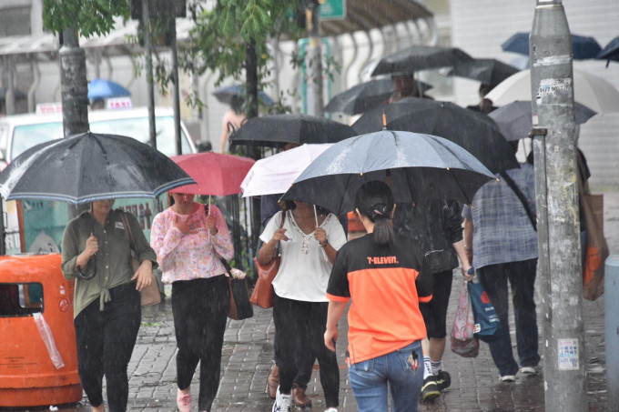 本港有狂风骤雨。