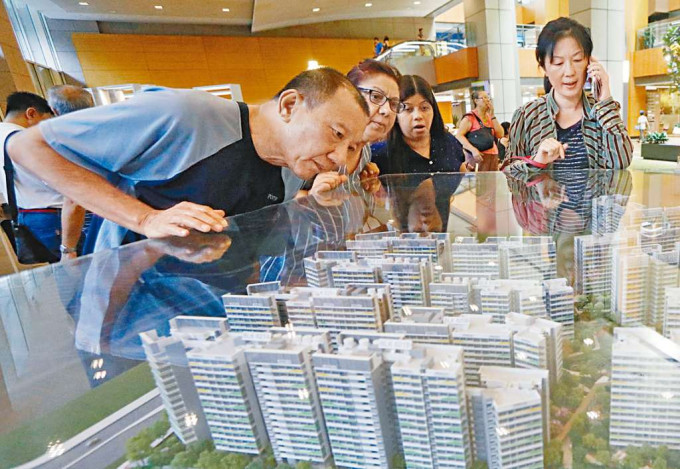 ■買家觀看準備推出的新加坡組屋模型。　