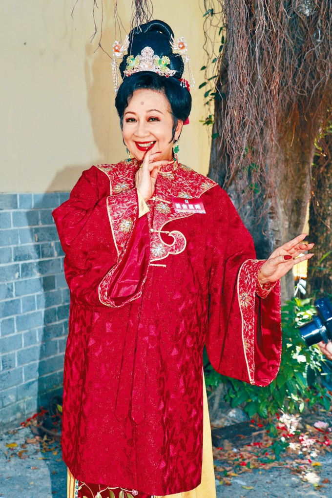 薛家燕指古装戏服虽已减了几层布，但仍然厚达三层。