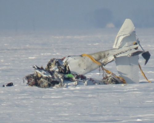 飛機墜毀在曼尼托巴省會溫尼伯西南約45公里的雪地裏。