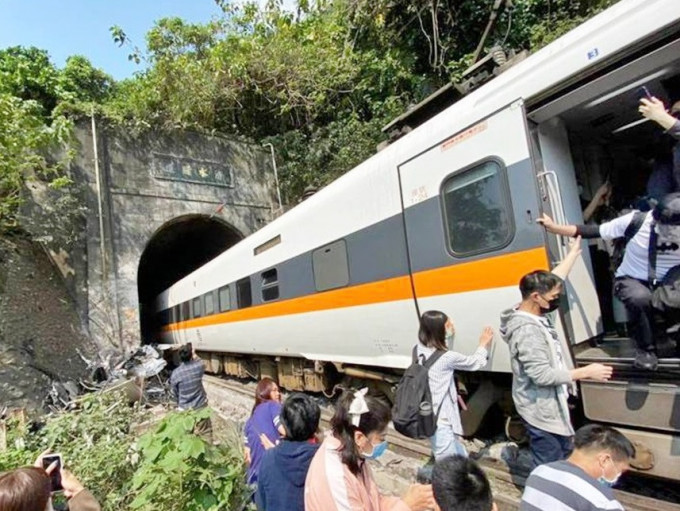 台铁太鲁阁号4月2日的出轨事故共造成49人罹难。