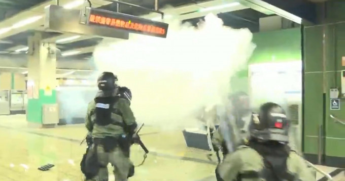 警方曾于港铁站内施放催泪烟，驱散示威者。 网图