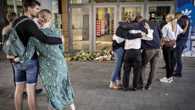 民众在枪击案购物中心外悼念死伤者。路透社图片