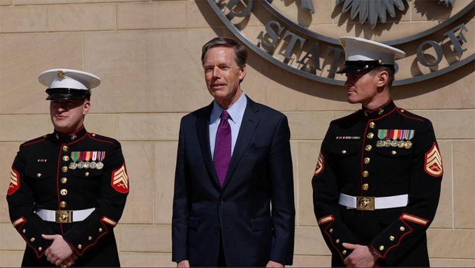 美國新任駐華大使伯恩斯完成隔離後首亮相。網圖