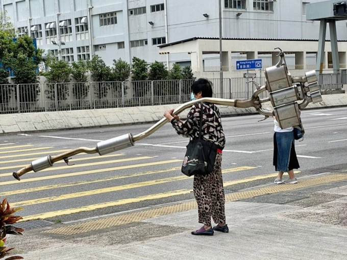 九龍灣一名婆婆被拍到單膊托死氣喉等過馬路。網民Gary Lam圖片