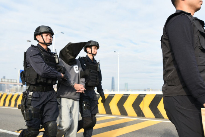 香港警方在落马洲口岸接收由广东省公安厅移交的疑犯。张琦摄