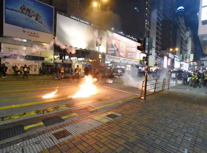 示威者近日在多区大肆纵火。