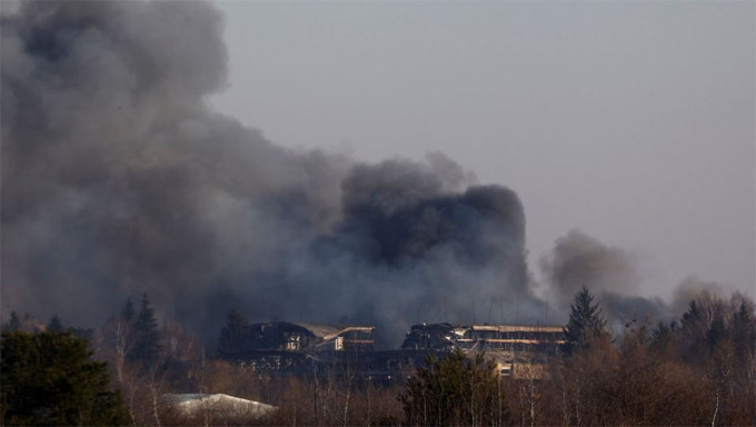 烏克蘭利沃夫機場附近建築遭俄軍導彈襲擊。路透社圖片