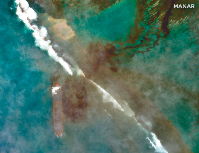 ■貨輪泄漏的燃料污染毛里裘斯海岸。