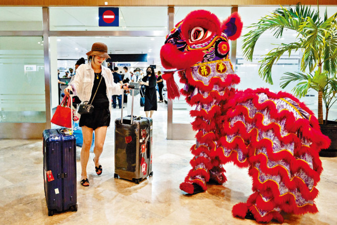 日前中國遊客抵達馬尼拉機場，獲舞獅歡迎。