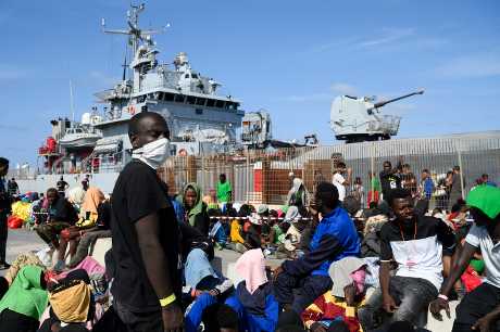 蘭佩杜薩島上一批新登島的難民。美聯社