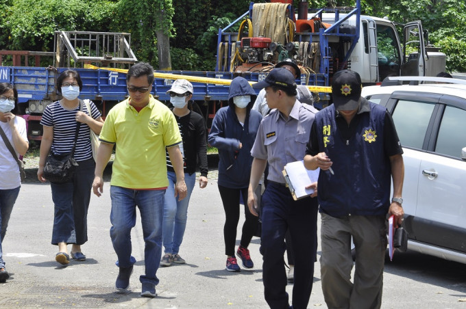 死者家属陆续前往中坜殡仪馆配合检警相验遗体的作业。