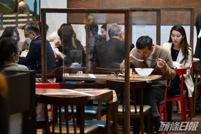 餐厅明日起要设专员收执餐具。