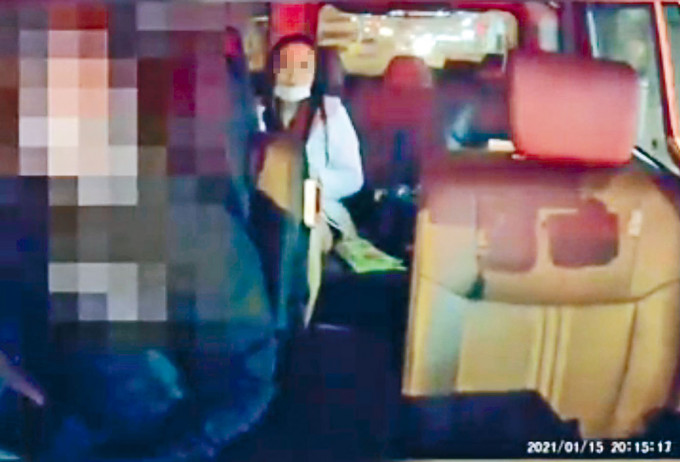 的士女乘客拉下口罩吃零食，還爆粗罵司機。