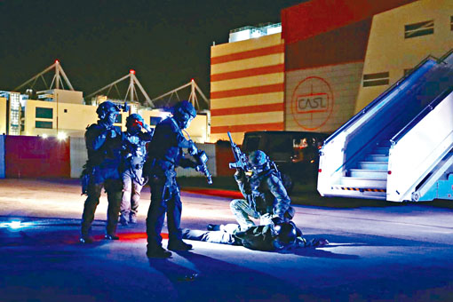 ■机场特警联同飞虎队制服恐怖分子。