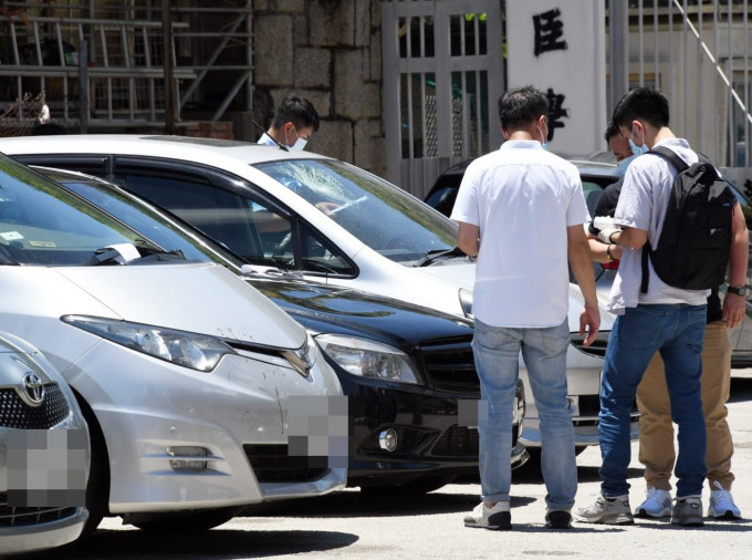 多輛停泊在場的車輛被人刑毁。