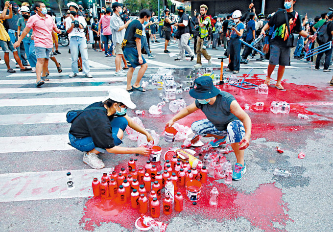 曼谷民眾周一在反政府示威期間，準備顏料。