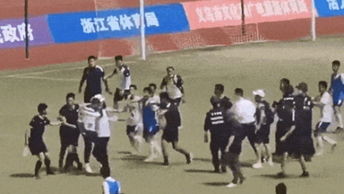 浙江省运会U15足球赛有球员不满裁决追打球证，组委会介入调查。网上图片